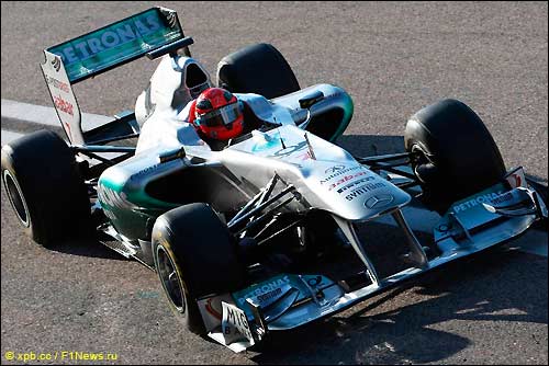 Михаэль Шумахер за рулём W02
