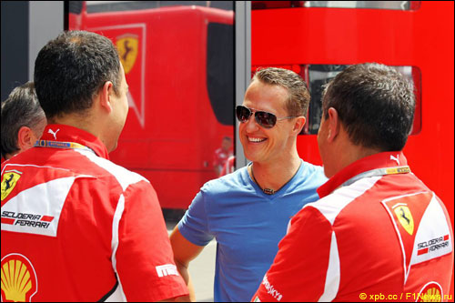 Михаэль Шумахер с инженерами Ferrari