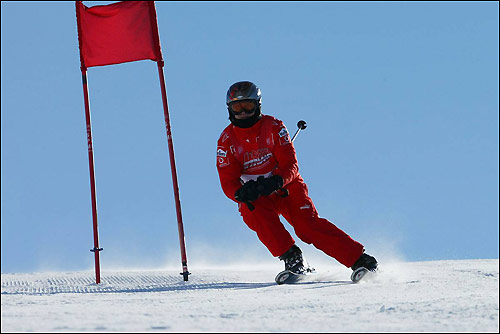 Михаэль Шумахер катается на лыжах на традиционном фестивале Wrooom, который проводила Ferrari, 2006 год