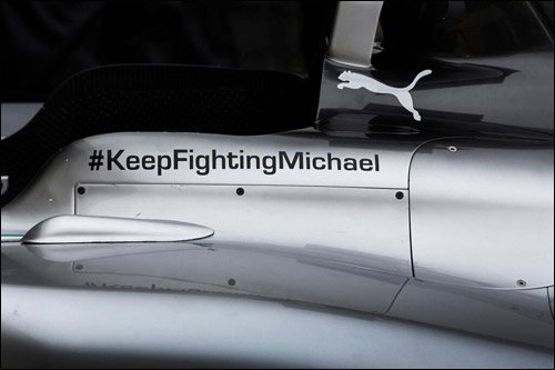 Надпись в поддержку Шумахера на машинах Mercedes