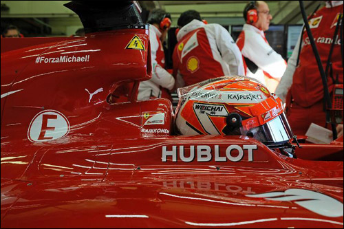 Надпись в поддержку Шумахера на машину Ferrari