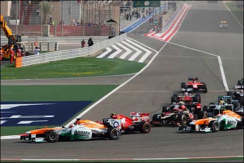 Первый поворот трассы в Бахрейне