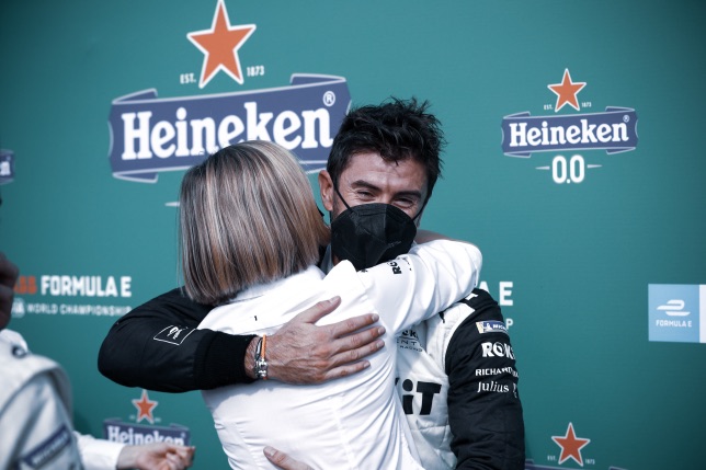 Сьюзи Вольфф поздравляет Нормана Нато с победой в финальной гонке сезона, фото пресс-службы Venturi