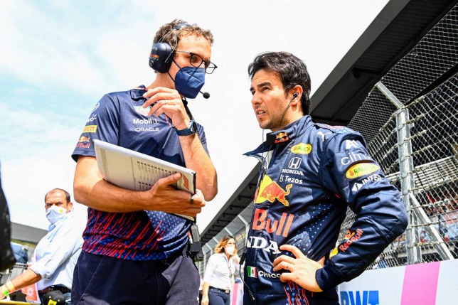 Серхио Перес и его инженер на стартовом поле на Red Bull Ring, фото XPB