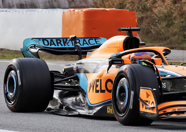 Машина McLaren MCL36 на тестах в Барселоне