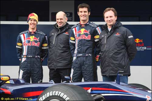 Себастьян Феттель, Эдриан Ньюи, Марк Уэббер и Кристиан Хорнер на презентации Red Bull RB5