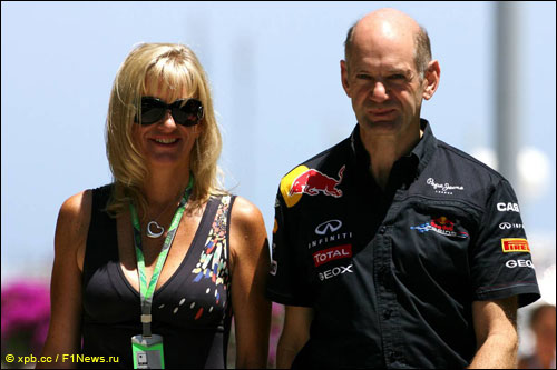Технический руководитель Red Bull Racing Эдриан Ньюи и его супруга