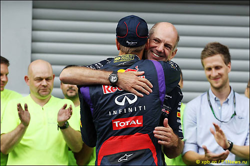Эдриан Ньюи поздравляет Себастьяна Феттеля с победой в Гран При Бельгии