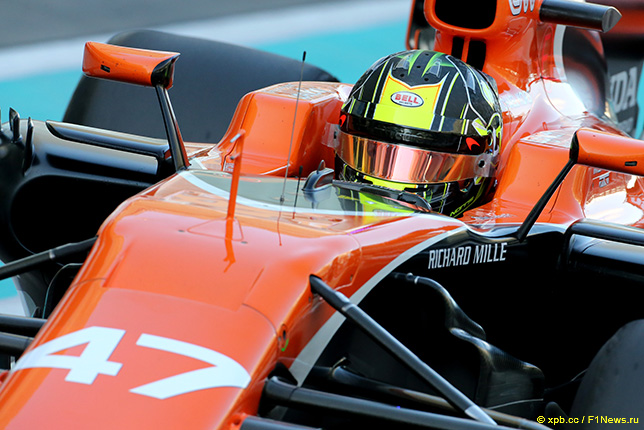 Ландо Норрис за рулём McLaren на тестах в Абу-Даби