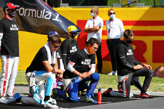 Ландо Норрис с другими гонщиками встает на колено (фото xpb)