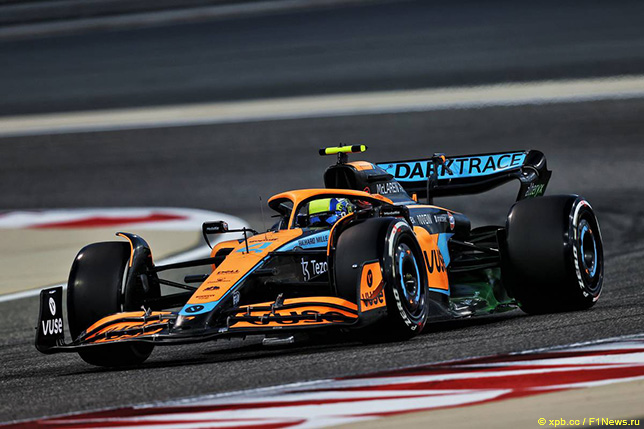 Ландо Норрис за рулём McLaren MCL36 на трассе в Бахрейне