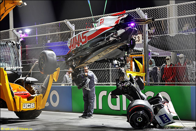 Машина Мика Шумахера после разворота на поребрике в 10-м повороте