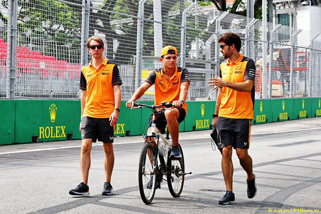 Ландо Норрис во время прогулки по сингапурской трассе вместе с инженерами McLaren