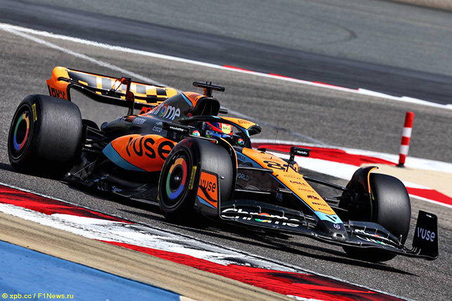 Оскар Пиастри за рулём McLaren MCL60 на трассе в Бахрейне
