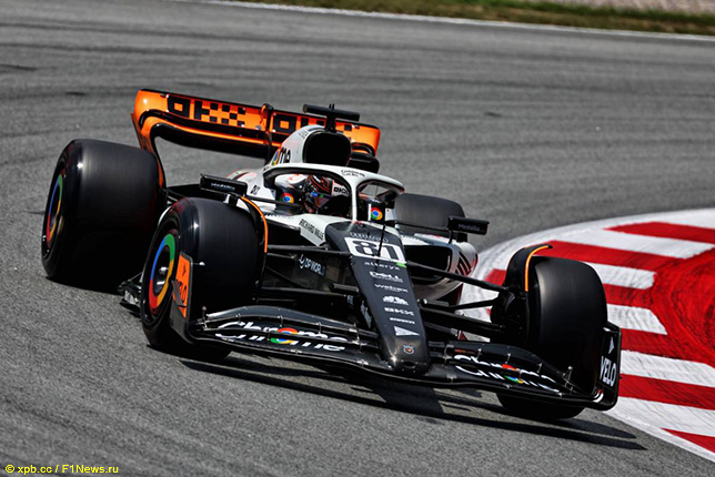 Оскар Пиастри за рулём McLaren MCL60 на трассе в Барселоне