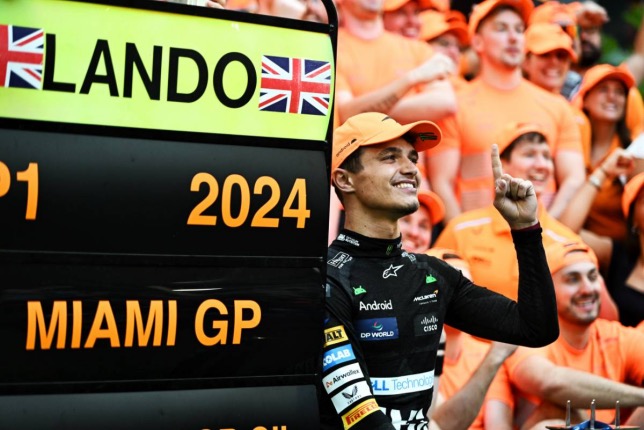 Ландо Норрис вместе с командой McLaren  празднуем свою первую победу в Ф1, фото XPB