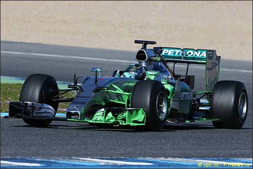 Нико Росберг за рулём Mercedes F1 W06 на тестах в Хересе