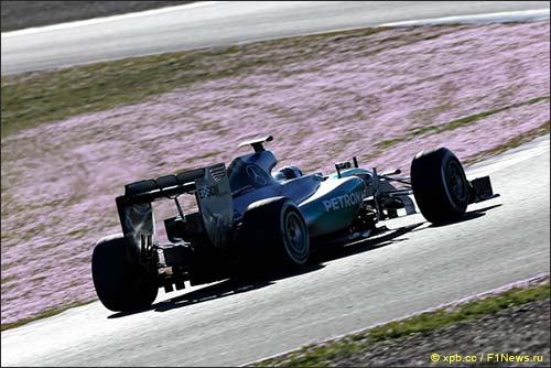 Нико Росберг за рулём Mercedes F1 W06 на тестах в Хересе