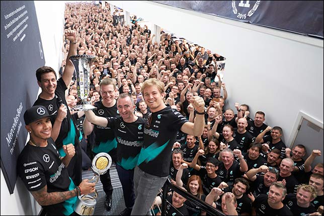 На базе Mercedes празднуют победу в Кубке конструкторов