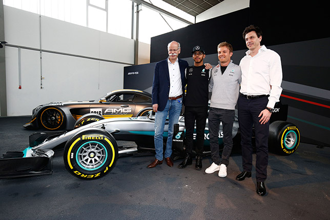 Дитер Цетше, Льюис Хэмилтон, Нико Росберг и Тото Вольфф на официальном открытии сезона Mercedes 2016 года