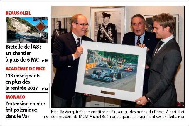 Князь Альбер дарит картину Нико Росбергу. Фото Monaco-matin
