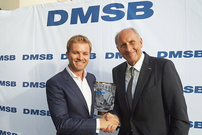 Нико Росберг принимает кубок DMSB из рук Ханса-Иоахима Штука, президента Немецкой ассоциации автоспорта