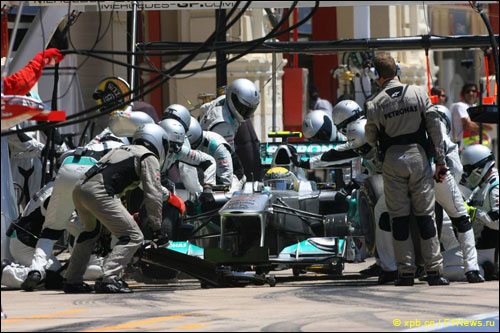 Механики Mercedes GP проводия пит-стоп Нико Росберга