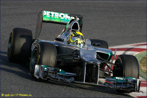 Нико Росберг за рулем Mercedes W03 на тестах в Бврселоне