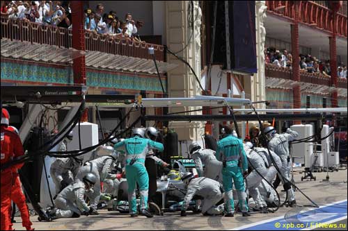 Механики Mercedes обслуживают машину Нико Росберга в ходе Гран При Европы
