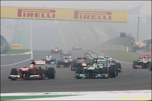Борьба Нико Росберга и Фелипе Массы на старте Гран При Индии