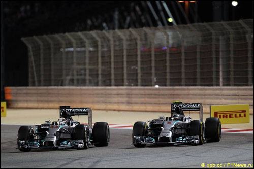Борьба Нико Росберга и Льюиса Хэмилтона в Гран При Бахрейна 2014