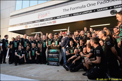 Команда Mercedes празднует победу в Кубке конструкторов