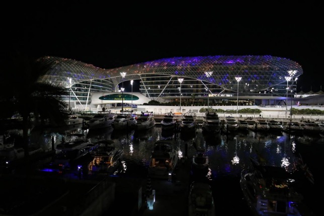 5-звёздочная гостиница W Abu Dhabi, бывший Yas Hotel, вокруг которого проходит трасса Гран При Абу-Даби, фото XPB