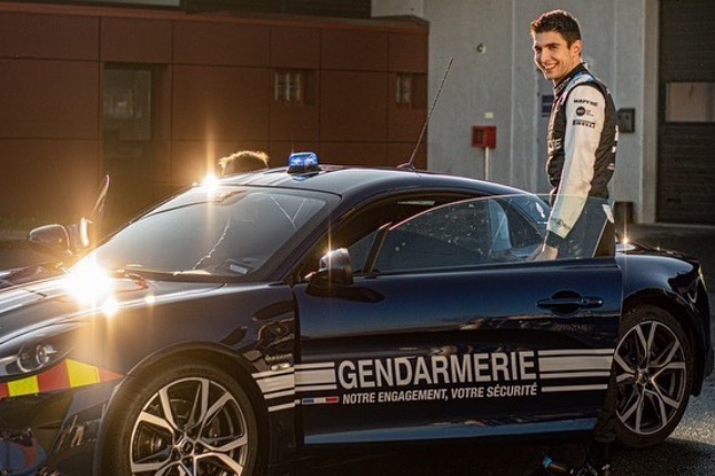 Эстебан Окон у полицейского Alpine A110, фото из Instagram гонщика