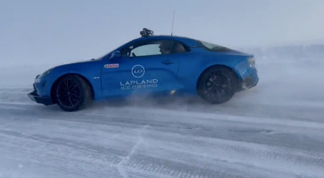 Эстебан Окон пилотирует спорткар Alpine на ледовой трассе, фото из социальных сетей