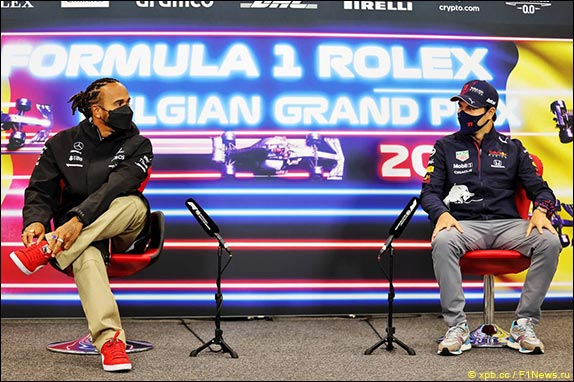 Льюис Хэмилтон (Mercedes) и Серхио Перес (Red Bull)