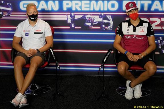 Никита Мазепин (Haas) и Антонио Джовинацци (Alfa Romeo)
