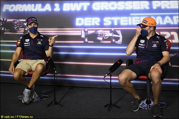 Серхио Перес (Red Bull) и Макс Ферстаппен