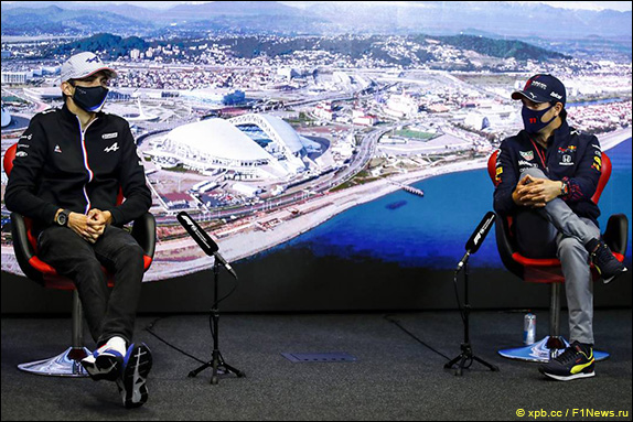 Эстебан Окон (Alpine) и Серхио Перес (Red Bull)