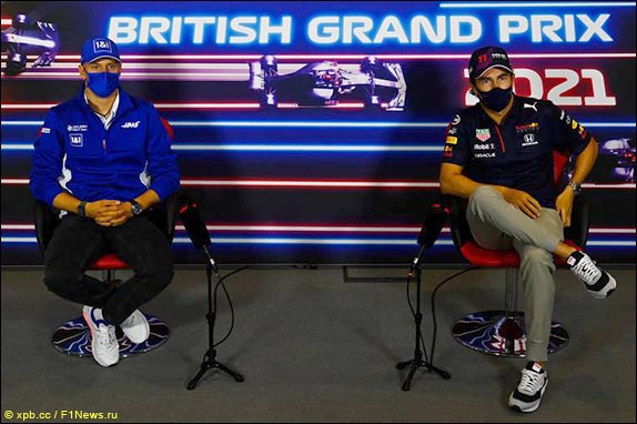 Мик Шумахер (Haas) и Серхио Перес (Red Bull)