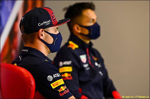 Гонщики Red Bull Racing на пресс-конференции в четверг
