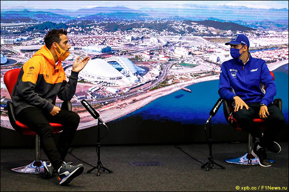 Даниэль Риккардо (McLaren) и Мик Шумахер (Haas)