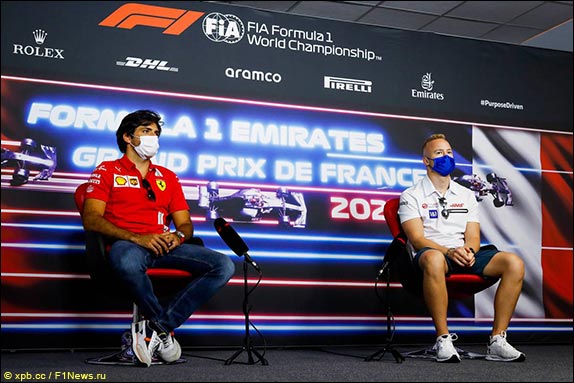 Карлос Сайнс (Ferrari) и Никита Мазепин (Haas)