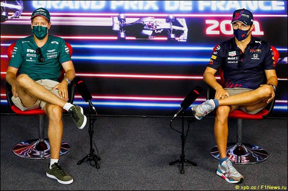Себастьян Феттель (Aston Martin) и Серхио Перес (Red Bull Racing)