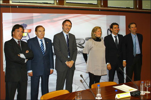 Педро де ла Роса, представители HRT и спонсоров на мероприятии в Мадриде