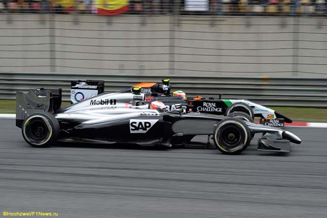 Серхио Перес и Кевин Магнуссен ведут борьбу на трассе Гран При Китая, 2014 год