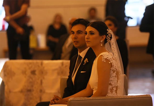 Серхио Перес и Карола Мартинес во время церемонии венчания