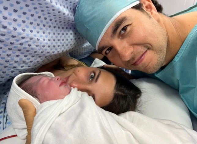 Счастливые родители с новорождённым Эмилио, фото из социальных сетей