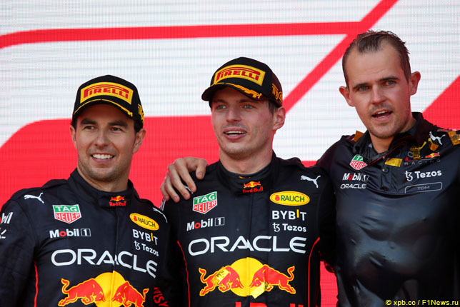 Серхио Перес, Макс Ферстаппен и гоночный инженер Red Bull Racing Том Харт на подиуме в Баку