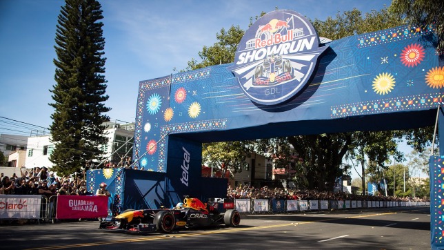 Серхио Перес проводит показательные заезды на улицах родного города, фото Red Bull Racing